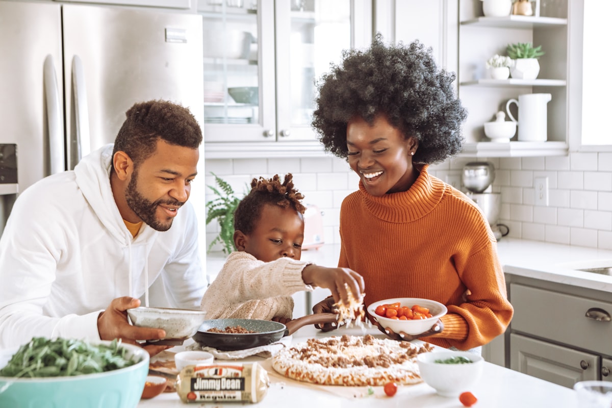 Famiglia che cucina insieme in cucina