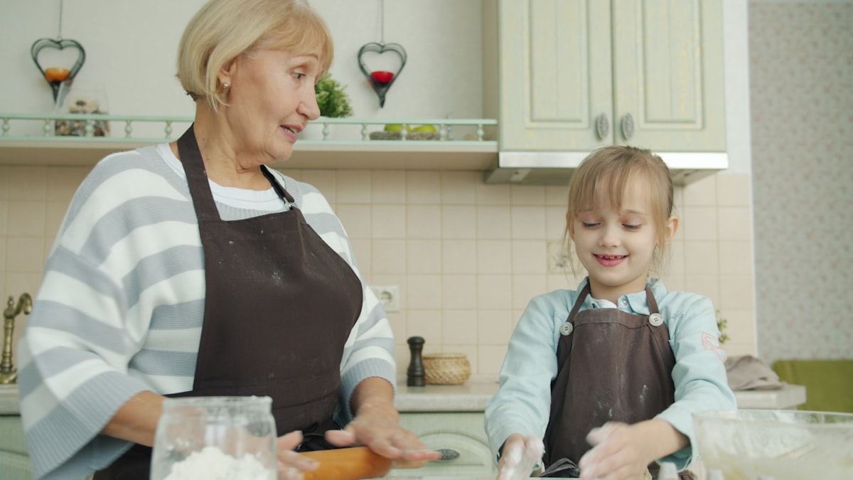 Famiglia che condivide un pasto sano intorno al tavolo